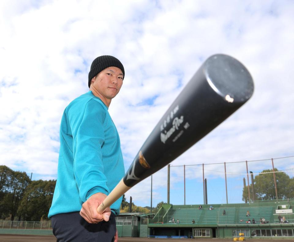 　自主トレを公開し、カメラにバットを突き出す坂倉（撮影・北村雅宏）