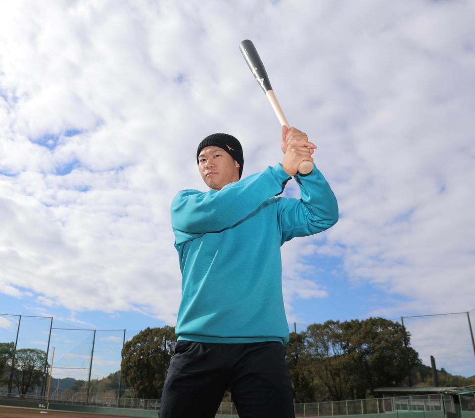 自主トレを公開し、バットを構える坂倉（撮影・北村雅宏）