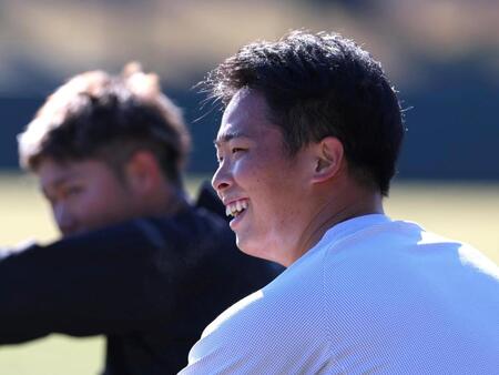 自主トレを公開し、笑顔を見せる玉村（撮影・北村雅宏）