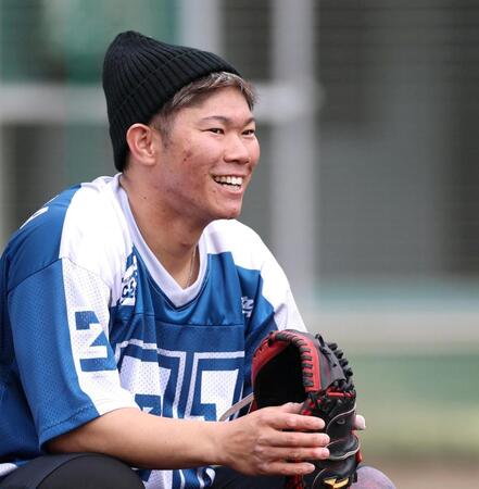 自主トレを公開し、笑顔を見せる坂倉（撮影・北村雅宏）