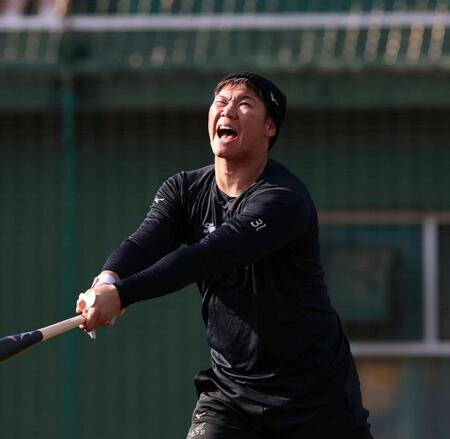 　打撃練習中、絶叫する坂倉（撮影・北村雅宏）