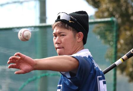 自主トレを公開し、ノッカーを務める坂倉（撮影・北村雅宏）