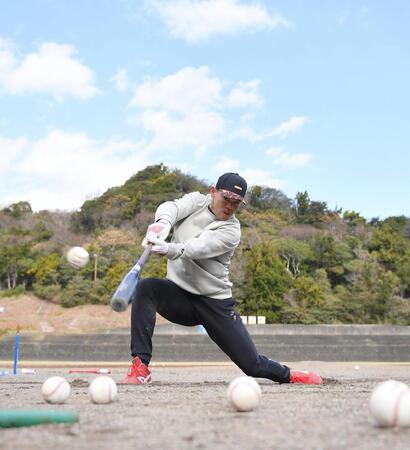 　自主トレを公開しティー打撃を行う秋山（撮影・開出牧）