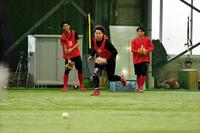 ノックを受ける平川（中央）