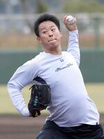 　マウンドで投球練習する玉村