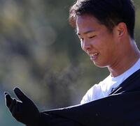 自主トレを公開し、白い息を吐く玉村（撮影・北村雅宏）