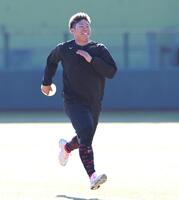 ダッシュを繰り返す坂倉（撮影・北村雅宏）