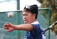 自主トレを公開し、ノッカーを務める坂倉（撮影・北村雅宏）