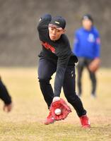 　自主トレを公開し守備練習する秋山（撮影・開出牧）