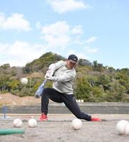 　自主トレを公開しティー打撃を行う秋山（撮影・開出牧）