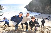 　自主トレを公開しガッツポーズを決める（左から）板山、秋山、日本ハム・五十幡（撮影・開出牧）