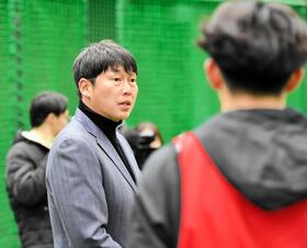 広島・新井監督　即戦力候補ルーキー７人の競争心あおった「どんどんガツガツ奪い取りに来るように」握手交わし「よろしく」