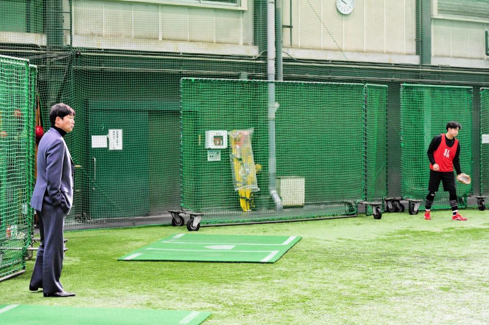 新井監督（左）とキャッチボールを行う平川（右）