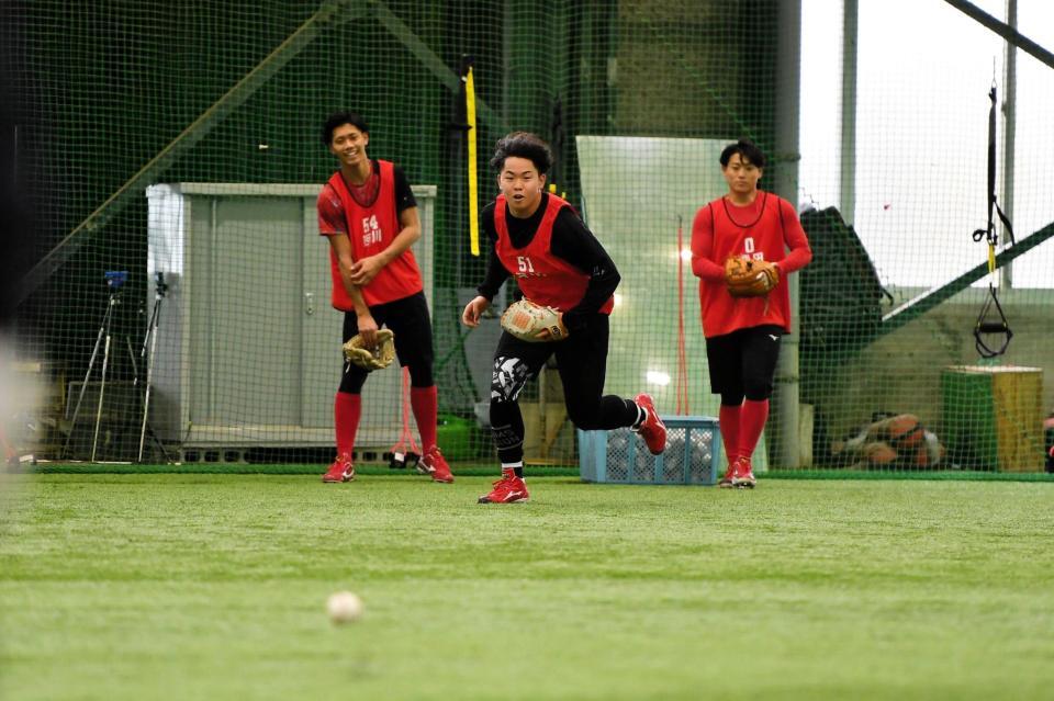 ノックを受ける平川（中央）