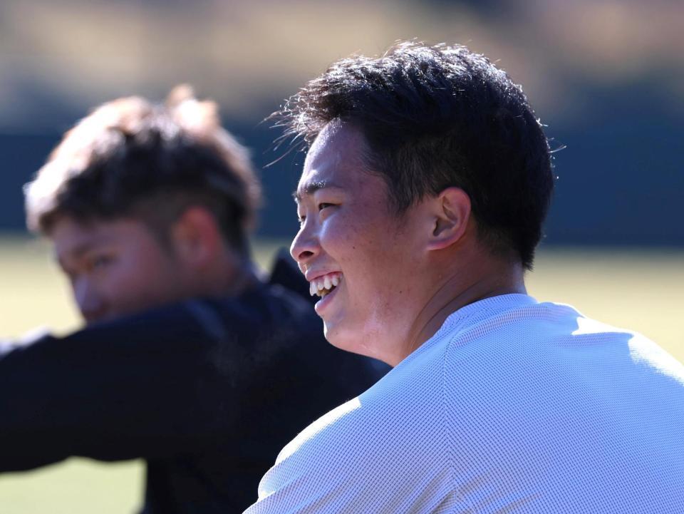 自主トレを公開し、笑顔を見せる玉村（撮影・北村雅宏）