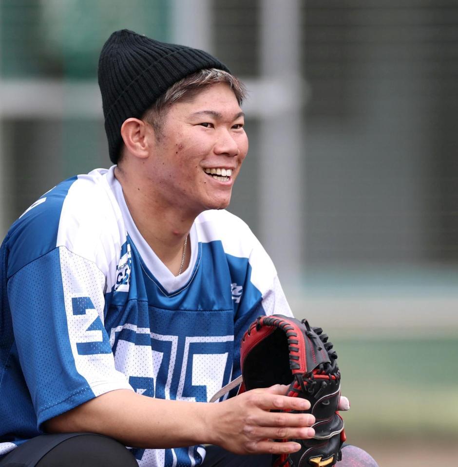 自主トレを公開し、笑顔を見せる坂倉（撮影・北村雅宏）