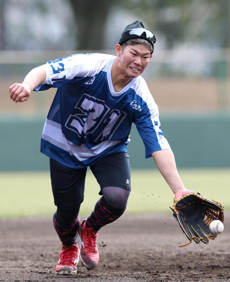 ノックを受ける坂倉（撮影・北村雅宏）