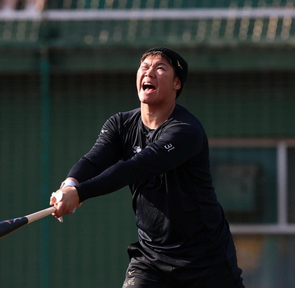 　打撃練習中、絶叫する坂倉（撮影・北村雅宏）