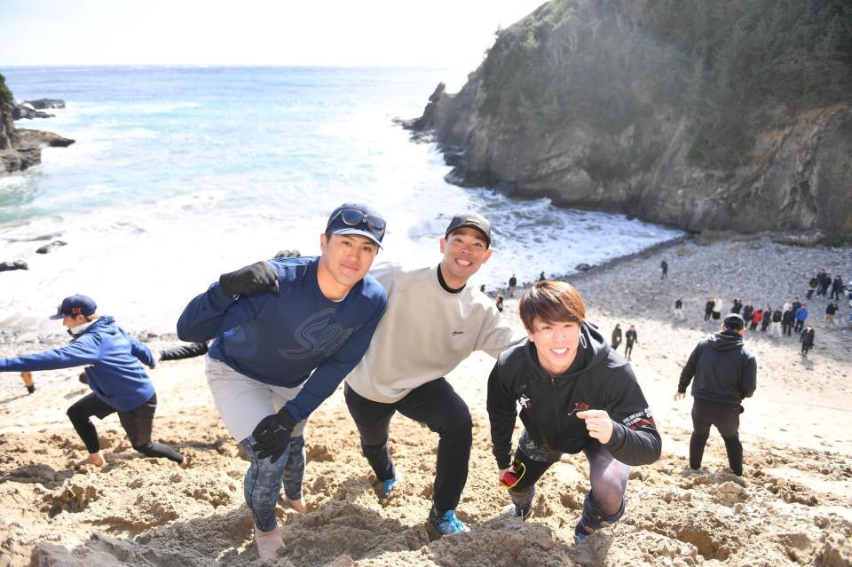 　自主トレを公開しガッツポーズを決める（左から）板山、秋山、日本ハム・五十幡（撮影・開出牧）