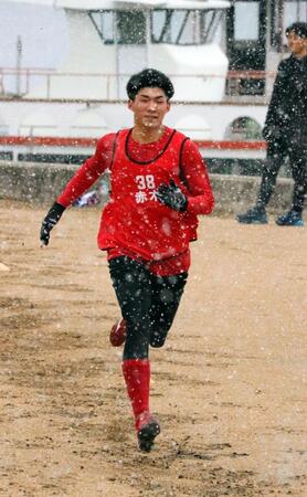 　雪の中でダッシュをする赤木（撮影・市尻達拡）