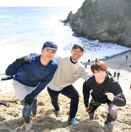 　サンドスキー場の上で笑顔を見せる（左から）板山、秋山、五十幡（撮影・開出牧）