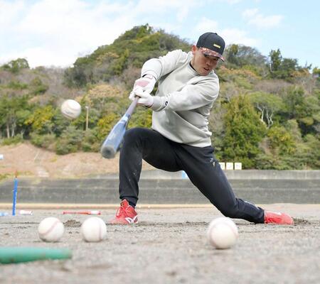 　ティー打撃を行う秋山