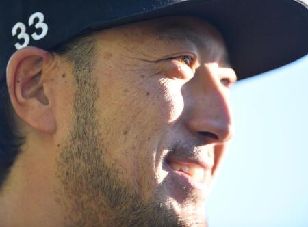 　自主トレを公開し抱負を語る菊池（撮影・開出牧）