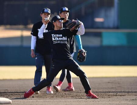 　自主トレで若手と共にノックを受ける菊池（手目）。後方左は前川（左）と佐藤啓（撮影・開出牧）