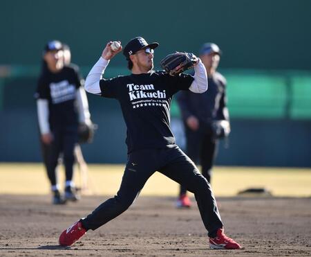 　自主トレを公開しサードでノックを受ける広島・菊池。後方左から阪神・熊谷、広島・矢野（撮影・開出牧）
