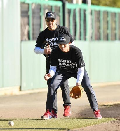 　菊池の前で守備練習する前川（撮影・開出牧）