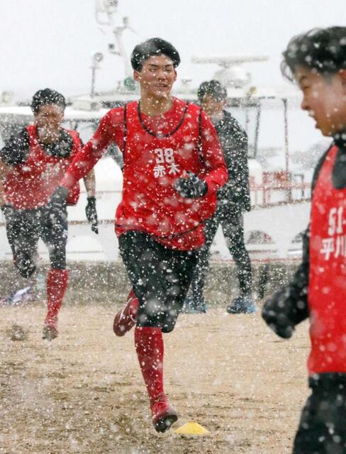 　雪の中でダッシュをする赤木（撮影・市尻達拡）