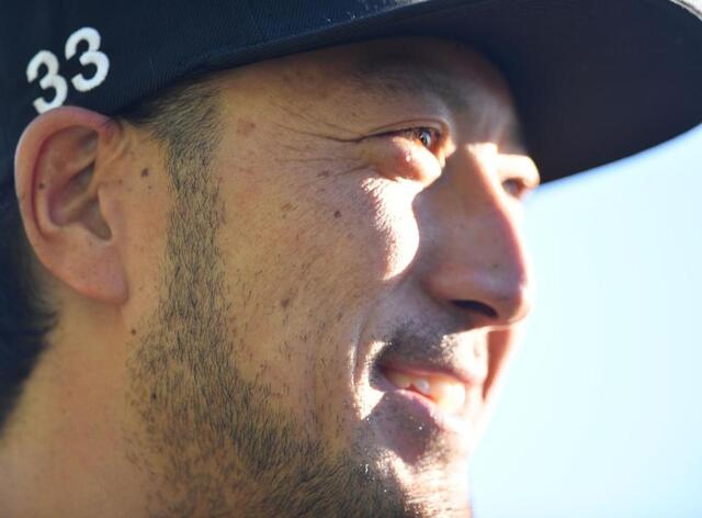 　自主トレを公開し抱負を語る菊池（撮影・開出牧）