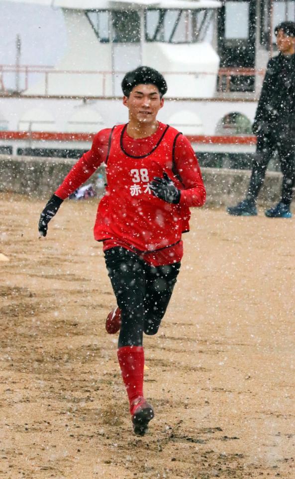 　雪の中でダッシュをする赤木（撮影・市尻達拡）