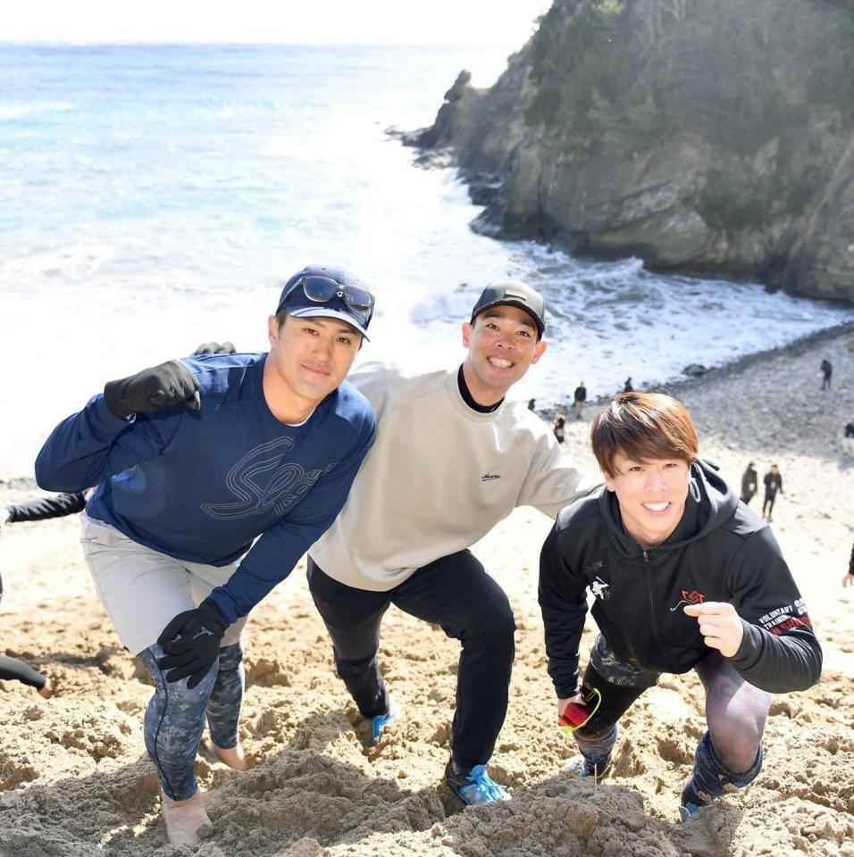 　サンドスキー場の上で笑顔を見せる（左から）板山、秋山、五十幡（撮影・開出牧）