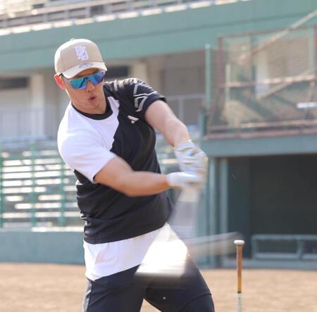 自主トレを公開し、トス打撃練習に励む中村奨（撮影・北村雅宏）