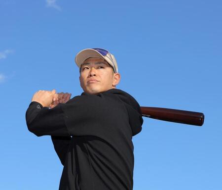 自主トレを公開し、バットを構える中村奨（撮影・北村雅宏）