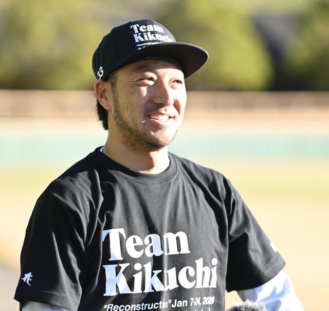 　自主トレを公開し抱負を語る菊池（撮影・開出牧）