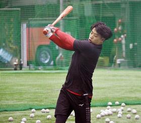 広島・ドラ３勝田　代名詞「オレンジバット」でアピール誓う　内野用グラブもオレンジ「『オレンジと言えば勝田』と」