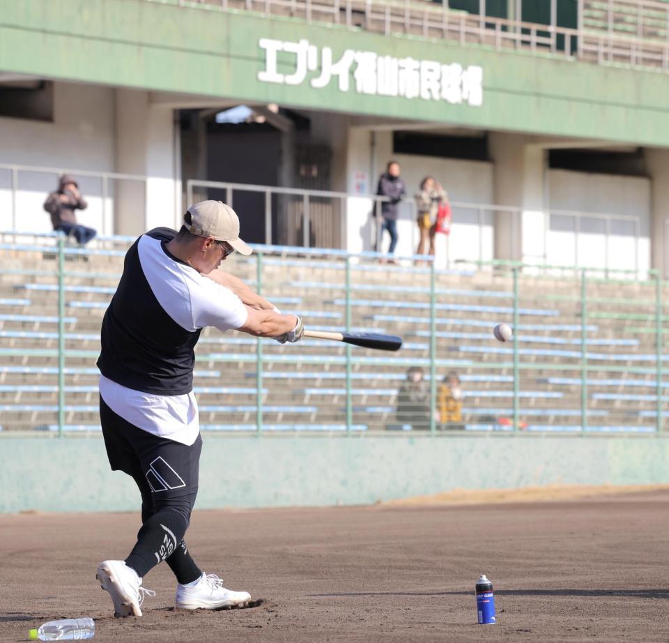 ロングティーを行う中村奨（撮影・北村雅宏）