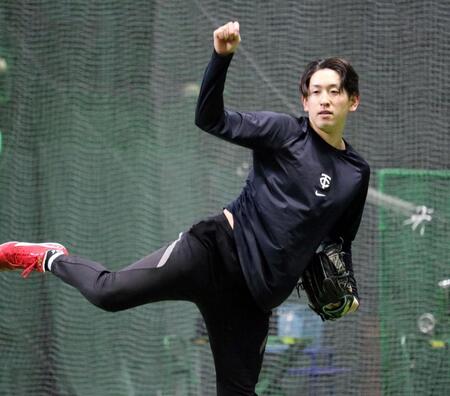 躍動感あるフォームで、キャッチボールをする遠藤（撮影・市尻達拡）