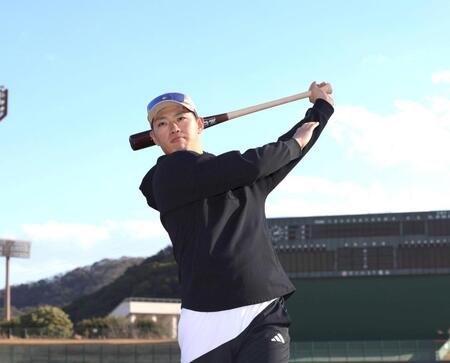 素振りをする中村奨（撮影・北村雅宏）