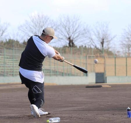 ロングティーを行う中村奨（撮影・北村雅宏）
