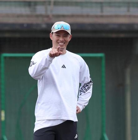 自主トレを公開し、笑顔を見せる中村奨（撮影・北村雅宏）