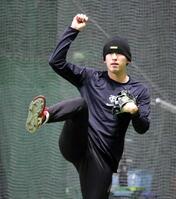 　躍動感あるフォームで、キャッチボールをする遠藤（撮影・市尻達拡）