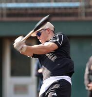 ロングティーに励む中村奨（撮影・北村雅宏）