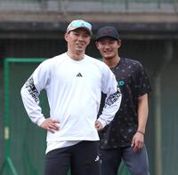 自主トレを公開し、笑顔を見せる中村奨と名原（右）＝撮影・北村雅宏