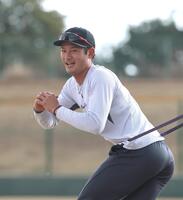 自主トレを公開し、トレーニングする名原（撮影・北村雅宏）