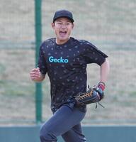 ノック中、声を出す名原（撮影・北村雅宏）