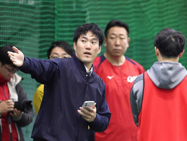 　８日、新入団選手らへ伝達事項を伝える磯村２軍マネジャー兼広報（撮影・北村雅宏）