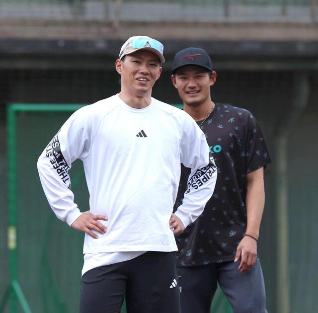 自主トレを公開し、笑顔を見せる中村奨と名原（右）＝撮影・北村雅宏